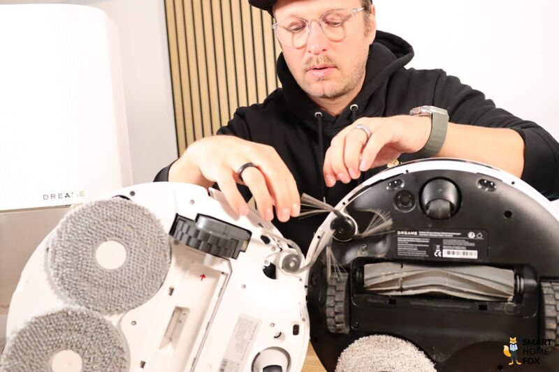 Die Seitenbürsten des Dreame X40 Ultra und des Roborock Qrevo Curv sind in der Nahaufnahme zu sehen.